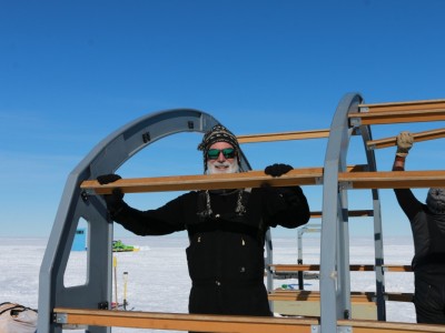 Co-Chief Scientist, Richard Levy, helping to build the KIS-3 science tent<br />
