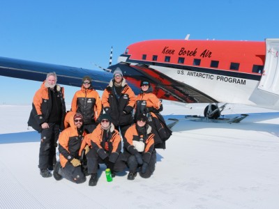 The last group of scientists and drillers arrive at KIS-3 camp